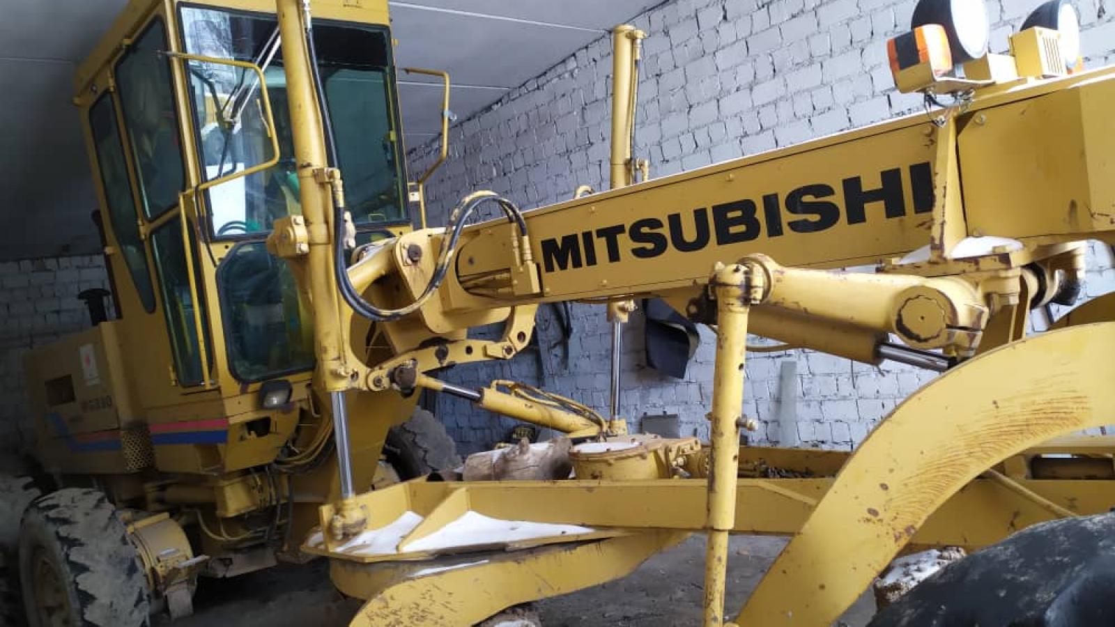 Автогрейдер мицубиси  MG330