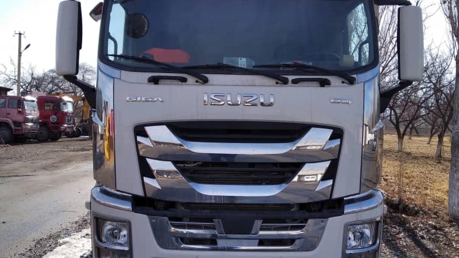 ТЯГАЧ  ТРЕЙЛЕР  МОДЕЛЬ  ISUZU
