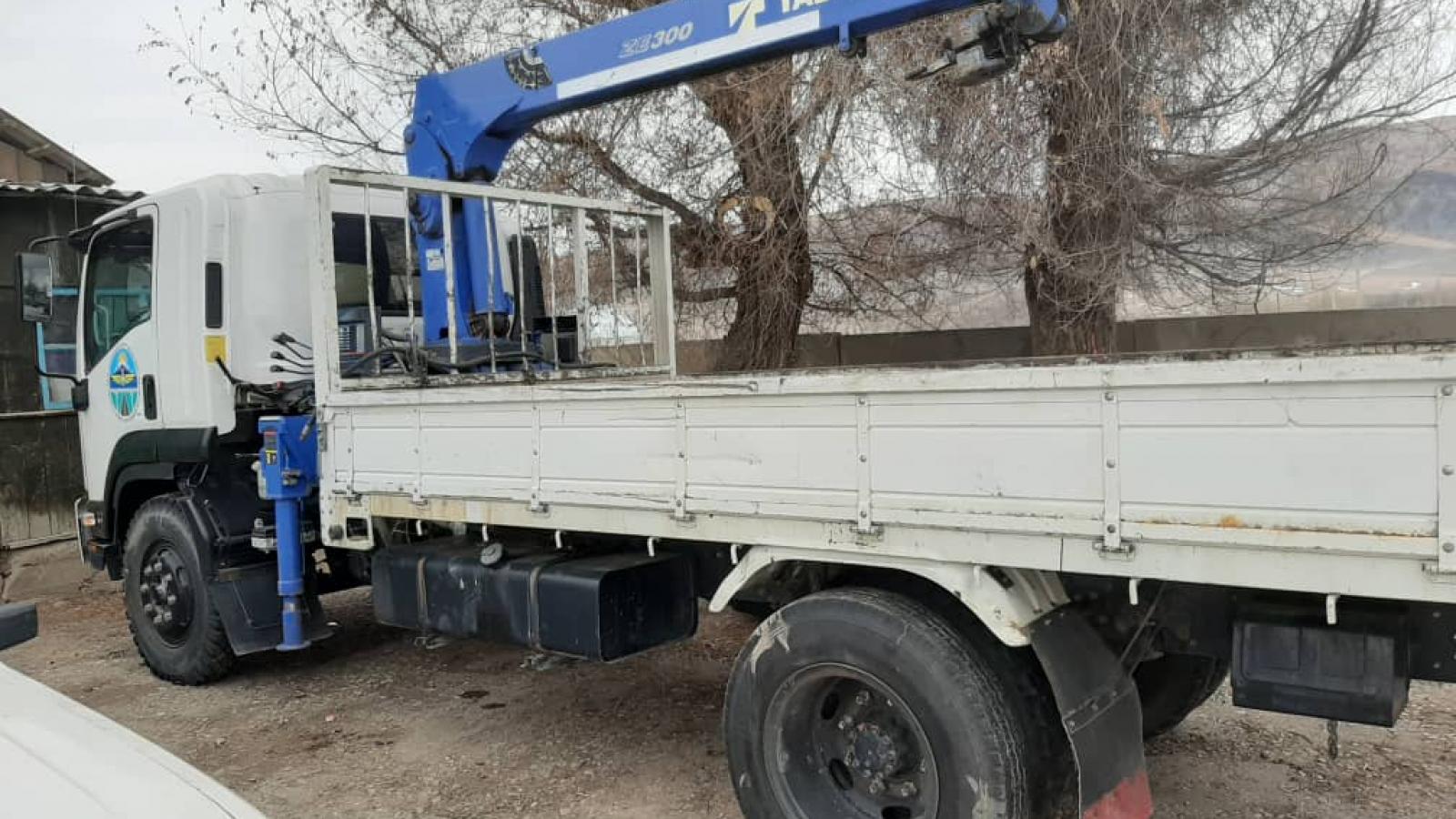 Автомашина Исузу манипулятор