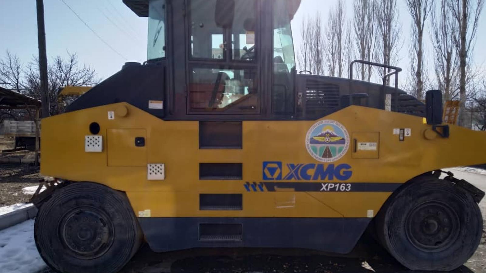  ПНЕВМОКОЛЕСНЫЙ  КАТОК   XP-163